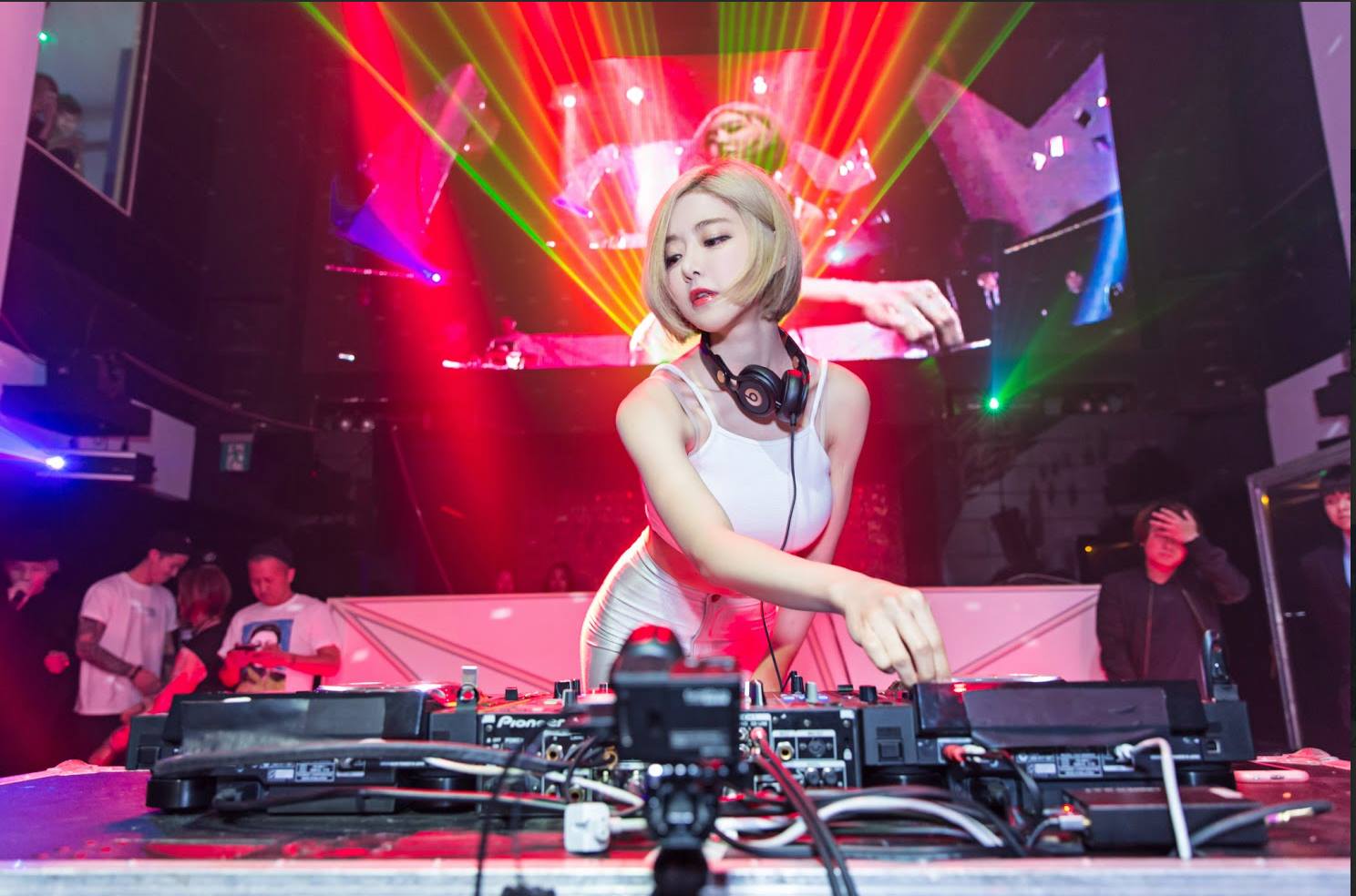 Korean producer DJ Soda not allowed to board American Airlines flight ...